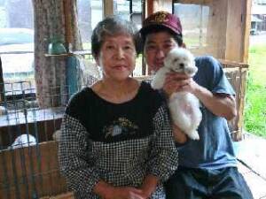 モモとわたし、中田公子ブリーダーと（2012年7月12日、中田さん家のマルチーズ犬舎より）