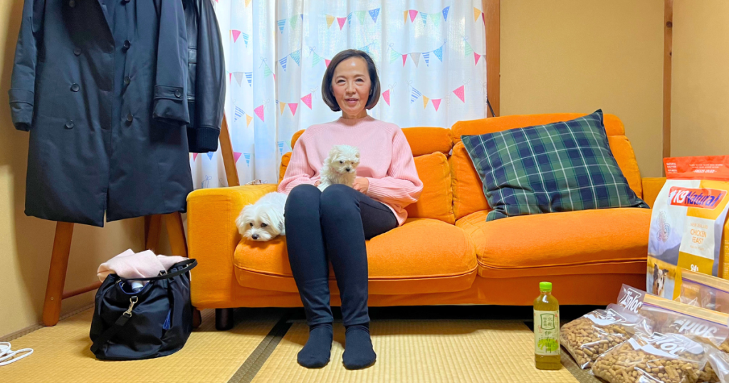 神奈川県からご見学に来られた津越様と、お迎え予定のマルチーズの子犬ロンちゃん