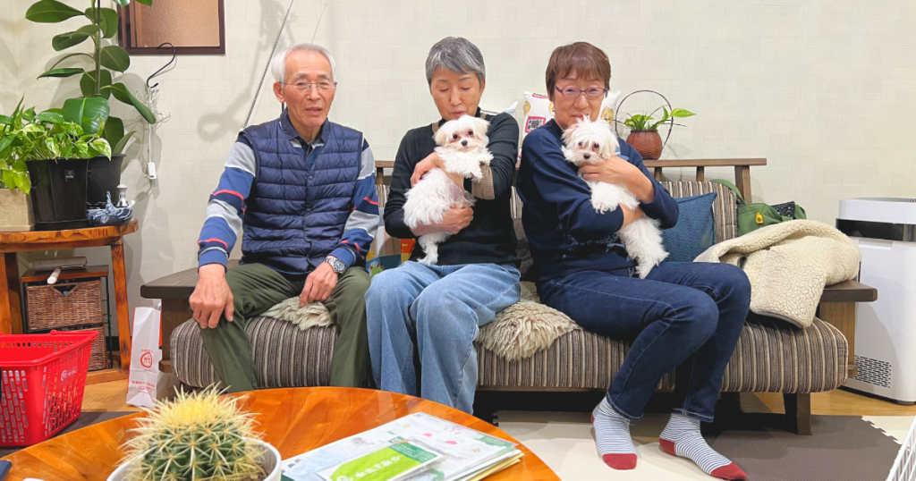 秋田県の山城様ご家族と、新しい家族になったマルチーズの兄妹、長男「そら」と長女「サラ」